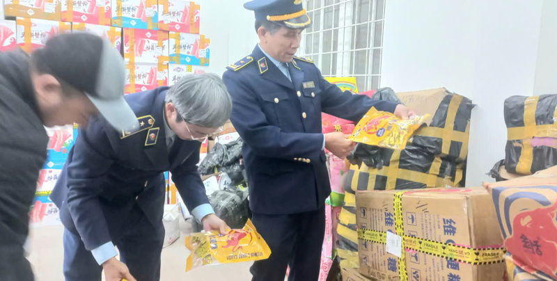 Các loại hàng hoá giả mạo nhãn hiệu, không rõ nguồn gốc xuất xứ bị lực lượng QLTT TP. Huế thu giữ, tiêu huỷ. Ảnh: Nguyễn Tuấn