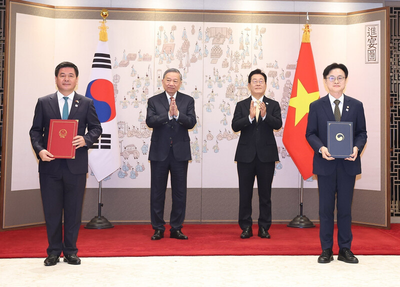 Tổng Bí thư Tô Lâm và Tổng thống Hàn Quốc Lee Jae Myung chứng kiến lễ trao Bản ghi nhớ tăng cường hợp tác năng lượng tái tạo giữa Bộ Công Thương Việt Nam và Bộ Thương mại, Công nghiệp và Năng lượng Hàn Quốc. (Ảnh: Thống Nhất/TTXVN)