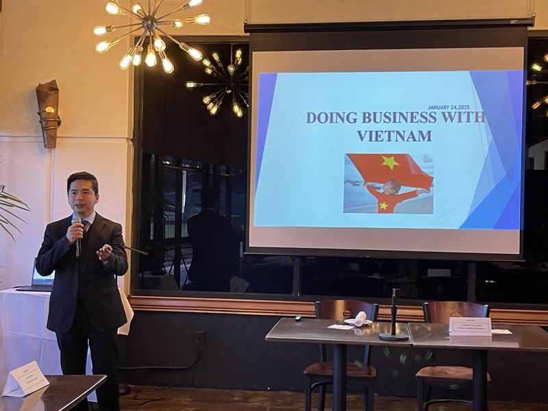 Ông Hoàng Thùy Dương, Tổng Lãnh sự Việt Nam tại Houston đã có bài giới thiệu tổng quan về tiềm năng đất nước, con người Việt Nam.