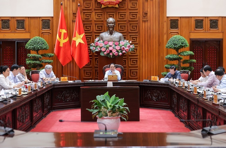 Đồng chí Phạm Minh Chính chỉ đạo tiếp tục hoàn thiện chủ đề, phương châm Đại hội; hoàn thiện, nâng cao hơn nữa chất lượng các văn kiện. Ảnh: VGP/Nhật Bắc