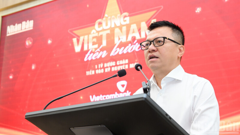Tổng Biên tập Báo Nhân dân Lê Quốc Minh phát biểu tại buổi họp báo. Ảnh: Thế Đại