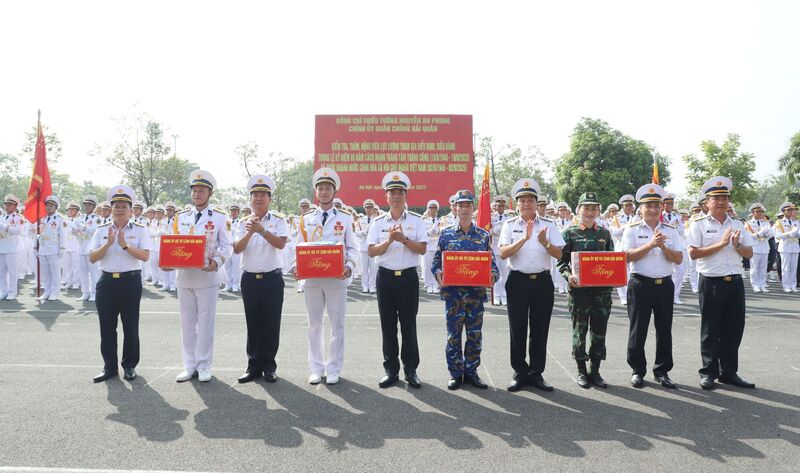 Thủ trưởng Bộ Tư lệnh và các cơ quan tặng quà cho các lực lượng.Ảnh: HQ