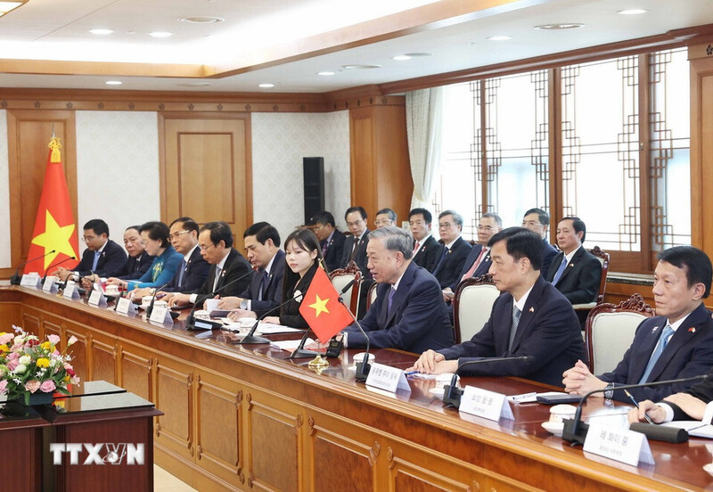 Tổng Bí thư Tô Lâm thông báo về kết quả tốt đẹp của cuộc Hội đàm cấp cao với Tổng thống Lee Jae Myung. Ảnh: TTXVN