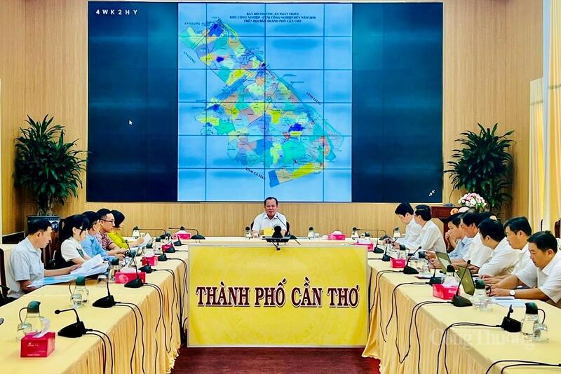 Ông Nguyễn Văn Hoà, Phó Chủ tịch UBND TP. Cần Thơ phát biểu và chỉ đạo tại buổi làm việc