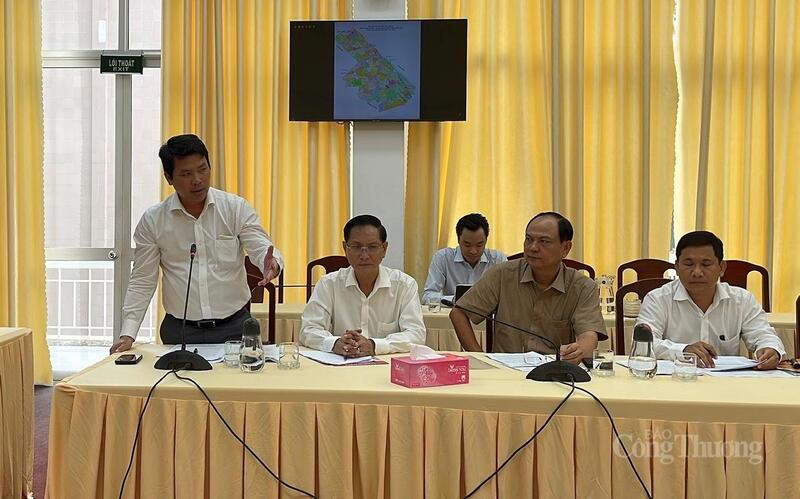 Ông Hà Vũ Sơn, Giám đốc Sở Công Thương TP. Cần Thơ báo cáo và kiến nghị một số vấn đề tại buổi làm việc
