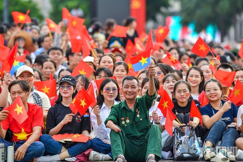 Cựu chiến binh Bùi Xuân Tĩnh cùng các bạn trẻ tham gia Lễ kỷ niệm 50 năm Ngày Giải phóng miền Nam, thống nhất đất nước. Ảnh: Trọng Hải