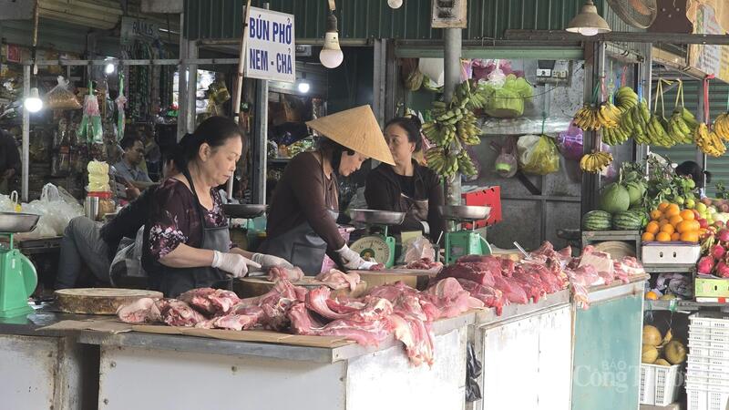 Tiểu thương kinh doanh thịt heo tại Chợ tạm Phan Chu Trinh (phường Lâm Viên- Đà Lạt). Ảnh: Lê Sơn