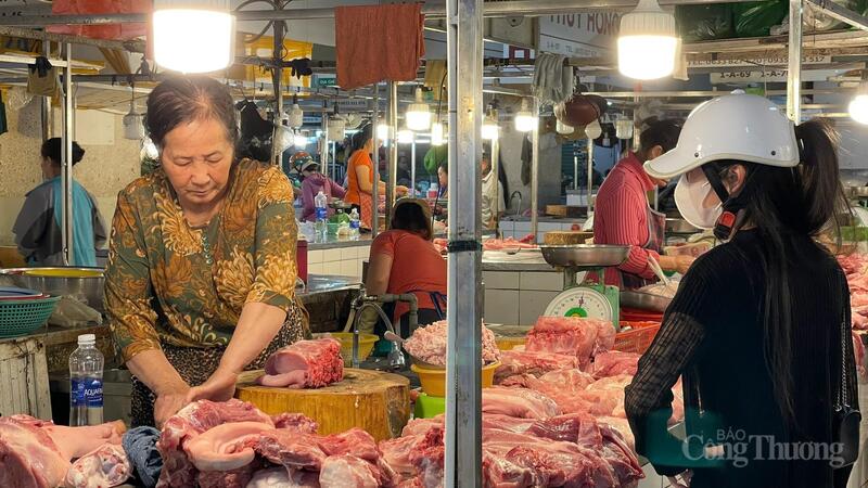 Lượng mua giảm khiến các tiểu thương rầu rĩ. Ảnh: Duy Tín