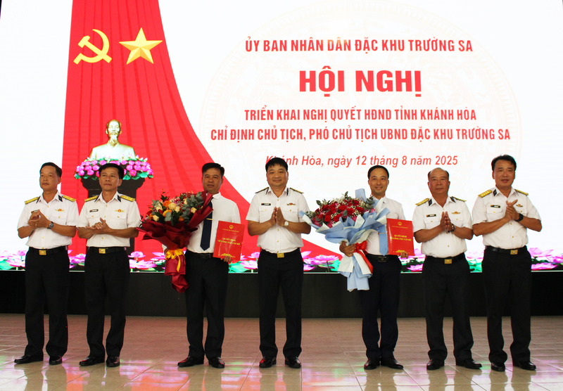 Công bố Chủ tịch và Phó Chủ tịch UBND Đặc khu Trường Sa. Ảnh: Vùng 4