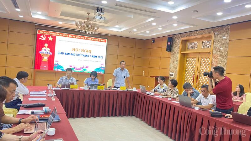 Lãnh đạo Sở Văn hóa, Thể thao và Du lịch tỉnh Quảng Ninh thông tin đến các cơ quan báo chí về nội dung tập trung tuyên truyền trong thời gian tới