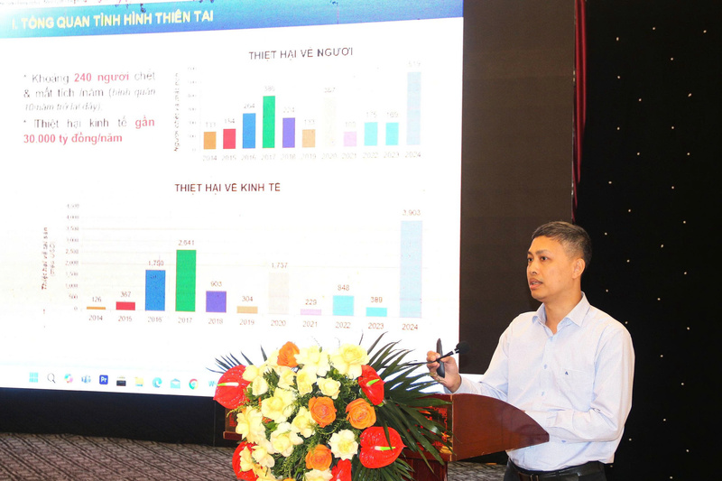 Ông Nguyễn Xuân Tùng, Phó Trưởng phòng Phòng Ứng phó và Khắc khục hậu quả thiên tai phát biểu tại diễn đàn. Ảnh: Nguyễn Hiếu