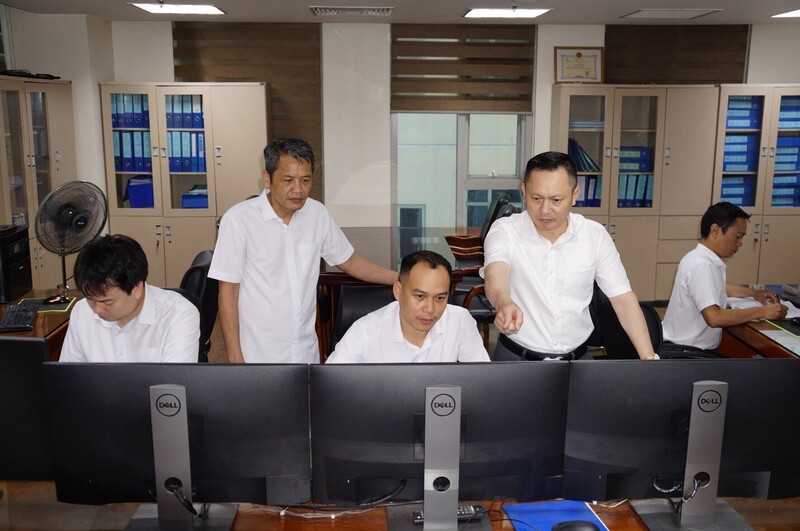 Ông Hoàng Hải - Giám đốc PC Thanh Hóa (người đứng chỉ tay) kiểm tra, chỉ đạo công tác vận hành tại Trung tâm Điều khiển xa Công ty