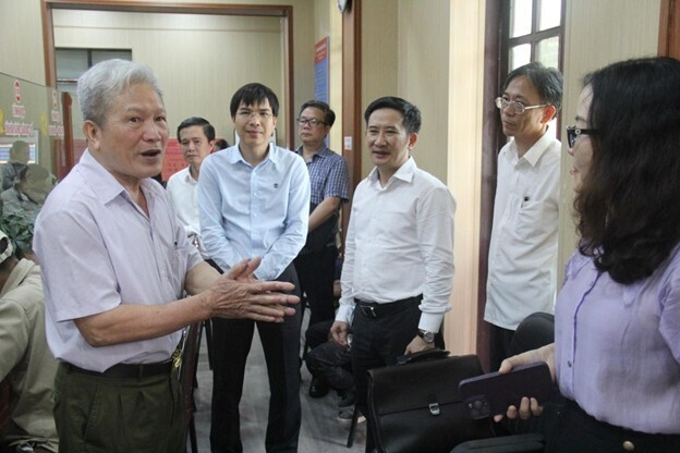 Đoàn công tác làm việc tại Trung tâm phục vụ hành chính công phường Thanh Miếu, tỉnh Phú Thọ. Ảnh: Bộ Khoa học và Công nghệ