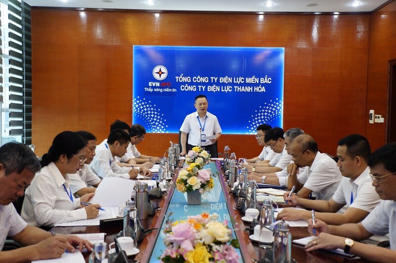 Ông Hoàng Hải - Giám đốc PC Thanh Hóa chủ trì phiên họp về triển khai phương án cấp điện đặc biệt, bảo đảm tuyệt đối an toàn cho Đại hội Đảng bộ tỉnh và các dịp lễ lớn