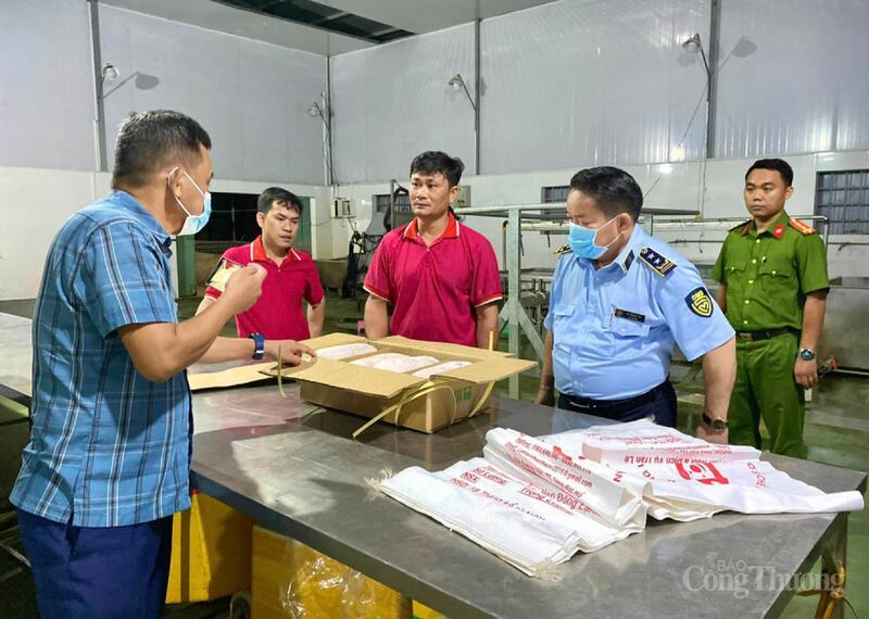 Lực lượng quản lý thị trường tỉnh Gia Lai kiểm tra cơ sở chứa heo không rõ nguồn gốc xuất xứ. Ảnh: Hiền Mai