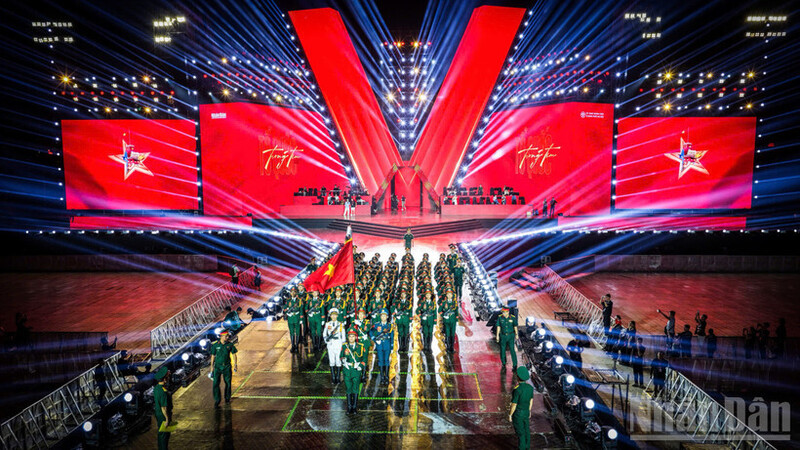 Màn duyệt binh tại Quảng trường Đỏ được tái hiện trên sân khấu "Tổ quốc trong tim". Ảnh: Thành Đạt