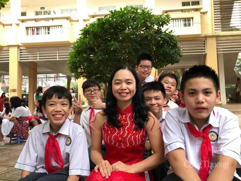 Cô giáo Lê Thị Duyên và các học sinh của mình.