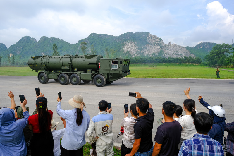 Một số người dân vẫy chào các chiến sĩ khi được buổi tổng duyệt binh.