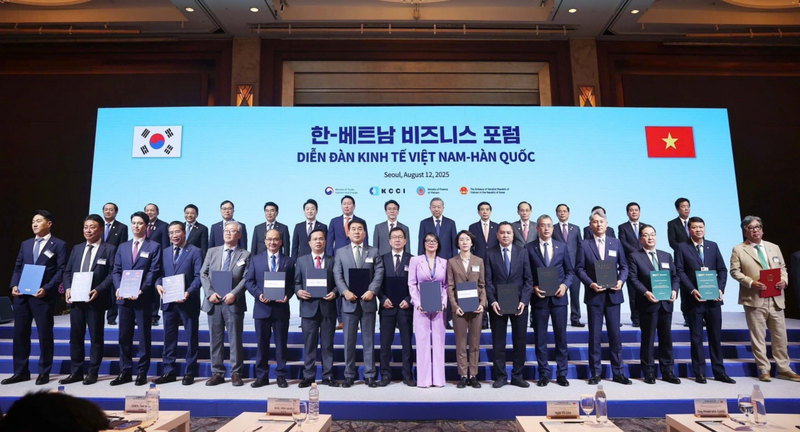 Tổng Bí thư Tô Lâm, Thủ tướng Kim Min Seok cùng các lãnh đạo cấp cao 2 nước chụp ảnh lưu niệm với các doanh nghiệp tại Diễn đàn.