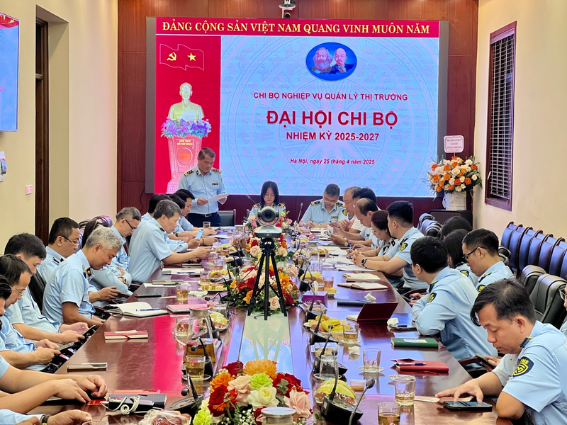 Chi bộ Phòng Nghiệp vụ Quản lý thị trường đã và đang khẳng định vai trò tiên phong trong bảo vệ nền tảng tư tưởng của Đảng