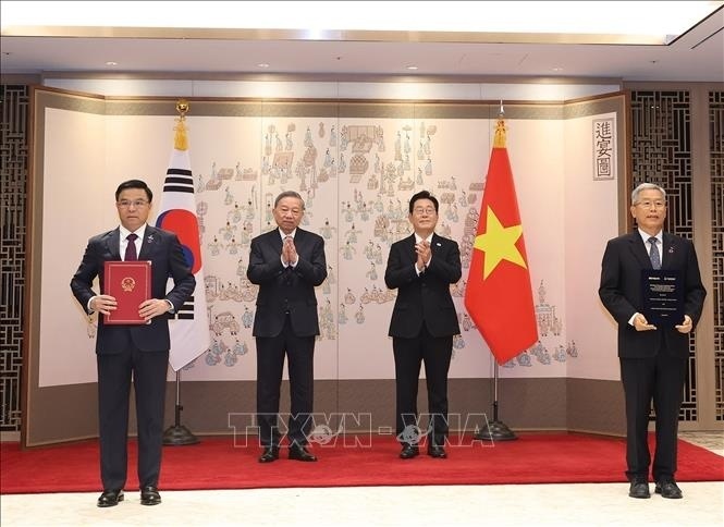 Tổng Bí thư Tô Lâm và Tổng thống Hàn Quốc Lee Jae Myung chứng kiến lễ trao Bản ghi nhớ hợp tác về phát triển nguồn nhân lực trong lĩnh vực năng lượng hạt nhân giữa Tập đoàn Công nghiệp - Năng lượng Quốc gia Việt Nam và Tập đoàn Điện lực Hàn Quốc (Ảnh Petrovietnam)