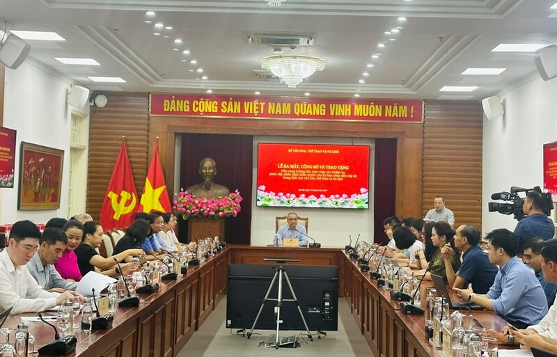 Buổi ra mắt, công bố và trao tặng Cẩm nang hướng dẫn thực hiện các nhiệm vụ phân cấp, phân định thẩm quyền cho UBND cấp xã trong lĩnh vực văn hóa, thể thao và du lịch. Ảnh: Hà An