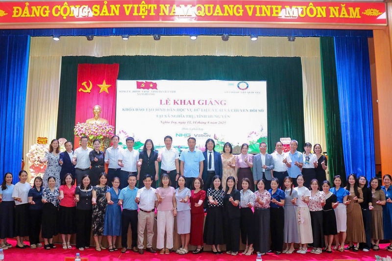 Đại biểu và học viên chụp ảnh lưu niệm tại Lễ khai giảng