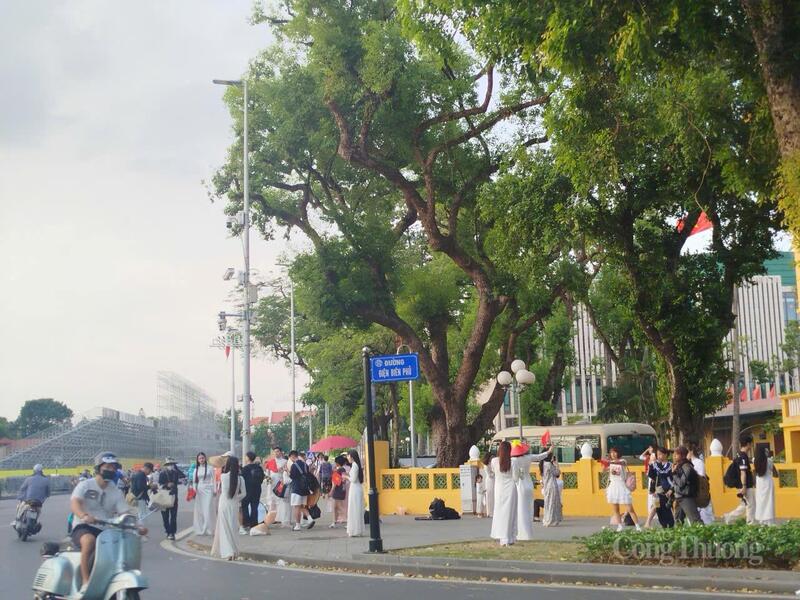 Đông đảo giới trẻ trong trang phục áo dài truyền thống đổ về trước Lăng Chủ tịch Hồ Chí Minh trong những ngày này.