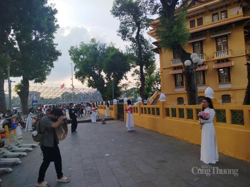 Các thợ chụp ảnh trên đường Điện Biên Phủ (trước cổng Bộ Ngoại giao) hoạt động hết công suất...
