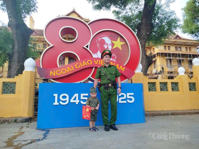 Chiến sỹ Công an nghĩa vụ bảo vệ mục tiêu tại Bộ Ngoại giao sẵn sàng "làm nền" cùng một bé trai.