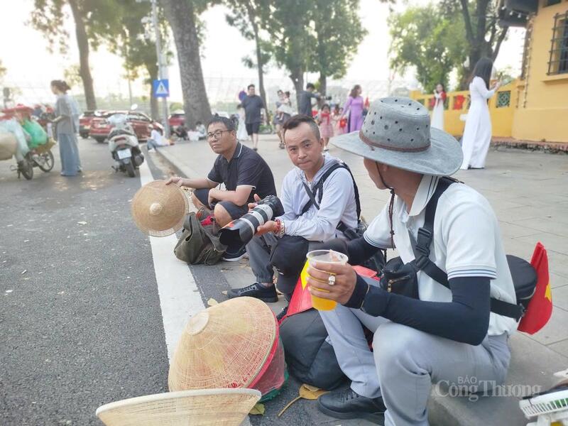 Nhóm thợ ảnh tự do tranh thủ giải nhiệt, nghỉ chân trên đường Điện Biên Phủ.