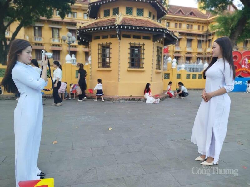 Một số nhóm bạn trẻ tự chụp ảnh cho nhau trước thềm đại lễ lớn của đất nước.