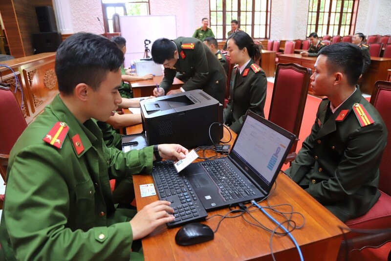 Cán bộ, chiến sỹ Công an tỉnh Lâm Đồng đăng kí đổi Thẻ đảng viên có gắn chíp điện tử, sử dụng số định danh cá nhân. Ảnh: Công an tỉnh Lâm Đồng