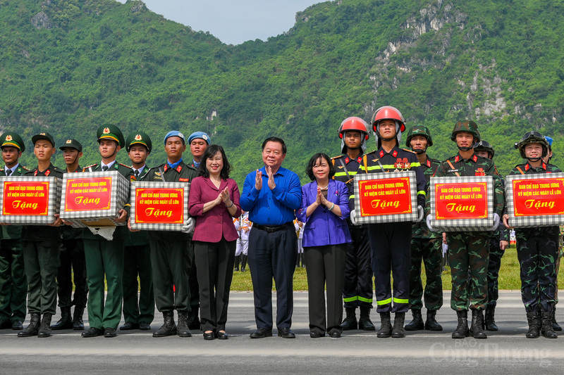 Hàng ngàn chiến sĩ, khí tài tổng hợp luyện diễu binh diễu hành lần 3 - 17