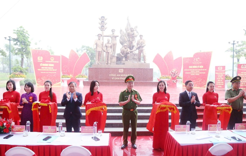 Các đại biểu cắt băng khánh thành công trình Tượng đài "Công an Nhân dân vì dân phục vụ" (Ảnh: Công an tỉnh Quảng Ninh)