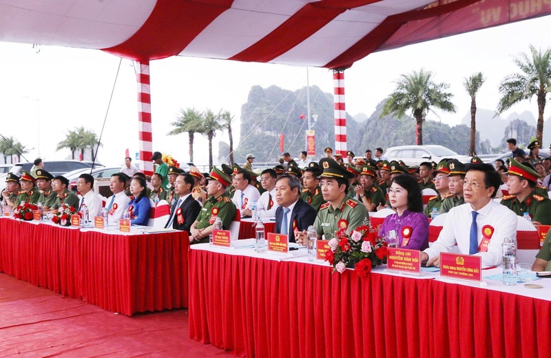 Các đại biểu dự lễ khánh thành công trình Tượng đài "Công an Nhân dân vì dân phục vụ" (Ảnh: Công an tỉnh Quảng Ninh)