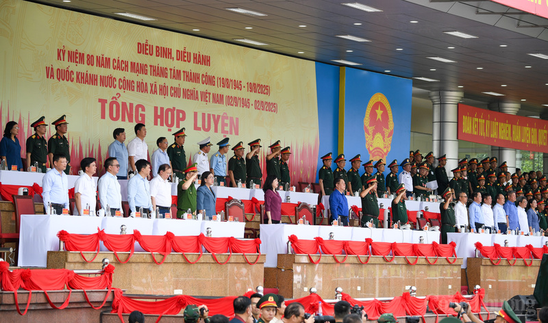 Ông Nguyễn Trọng Nghĩa, Ủy viên Bộ Chính trị, Bí thư Trung ương Đảng, Trưởng Ban Tuyên giáo và Dân vận Trung ương, Phó Trưởng Ban Thường trực Ban Chỉ đạo Trung ương kỷ niệm các ngày lễ lớn và sự kiện lịch sử quan trọng của đất nước (Ban Chỉ đạo), đã dự, tặng quà động viên các lực lượng, cán bộ, chiến sĩ tham gia tổng hợp luyện diễu binh, diễu hành.
