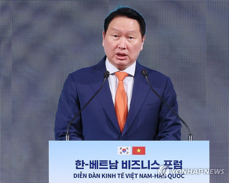 Chủ tịch Tập đoàn SK Chey Tae-won, đồng thời là Chủ tịch Phòng Thương mại và Công nghiệp Hàn Quốc, phát biểu tại diễn đàn. Ảnh: Yonhap
