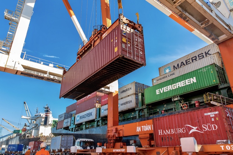 Xếp dỡ hàng hoá tại Cảng Quy Nhơn. Ảnh: Công ty CP Cảng Quy Nhơn