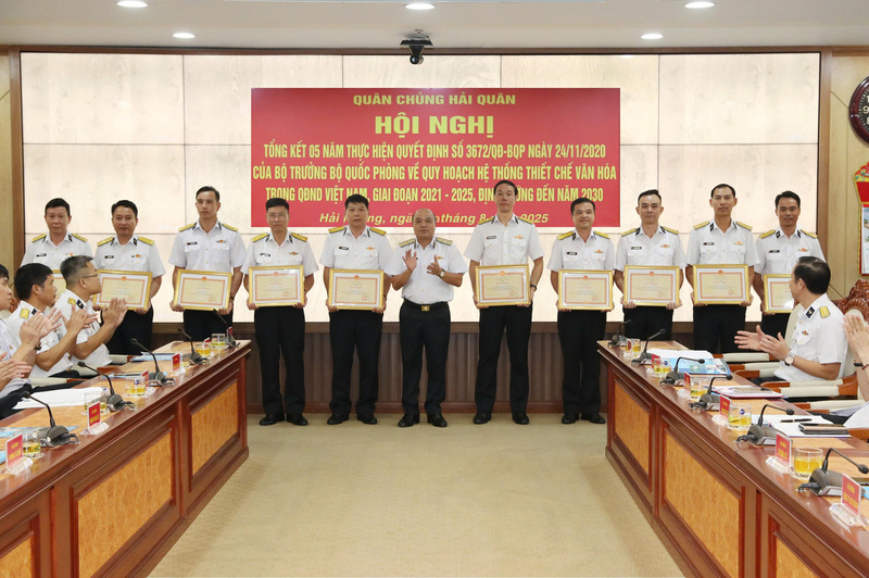 Chuẩn Đô đốc Đỗ Văn Yên, Phó Chính ủy Hải quân trao thưởng cho các tập thể, cá nhân. Ảnh: HQ