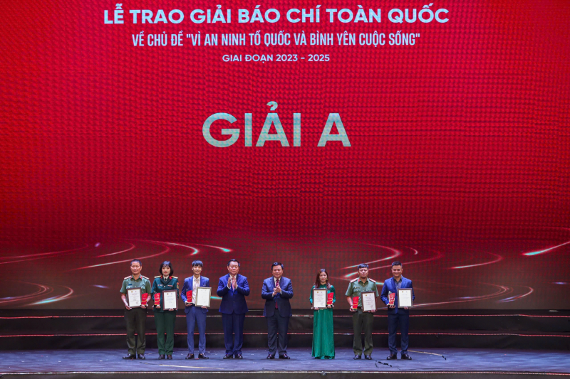 Ông Nguyễn Trọng Nghĩa, Ủy viên Bộ Chính trị, Bí thư Trung ương Đảng, Trưởng ban Tuyên giáo và Dân vận Trung ương và ông Nguyễn Xuân Thắng, Ủy viên Bộ Chính trị, Giám đốc Học viện Chính trị Quốc gia Hồ Chí Minh, Chủ tịch Hội đồng Lý luận Trung ương trao Giải A cho các tác giả, nhóm tác giả. Ảnh: Chiến Thắng