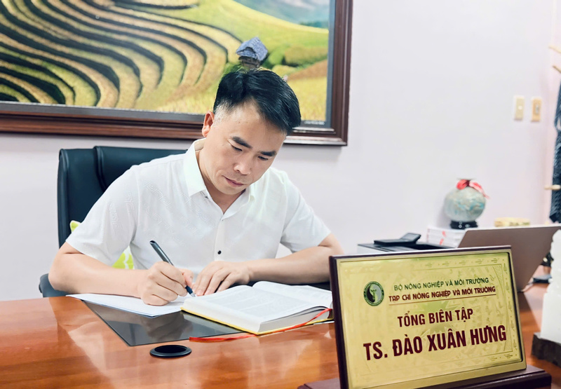 Tiến sĩ Đào Xuân Hưng - Tổng Biên tập Tạp chí Nông nghiệp và Môi trường chia sẻ với phóng viên Báo Công Thương về sản xuất xanh. Ảnh: Nguyễn Thanh
