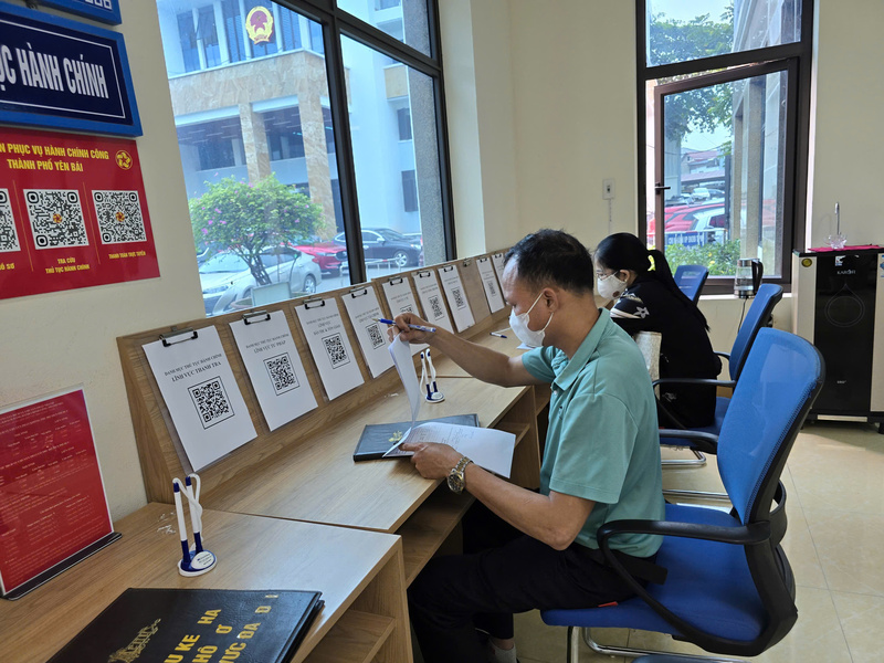 Người dân đến thực hiện các thủ tục hành chính tại phường Yên Bái, tỉnh Lào Cai