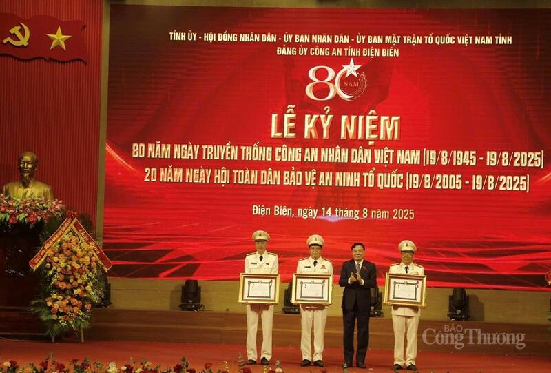 Bí thư Tỉnh ủy Điện Biên Trần Quốc Cường trao tặng Huân chương Lao động hạng Ba của nước Cộng hòa dân chủ nhân dân Lào cho 3 cá nhân có thành tích xuất sắc