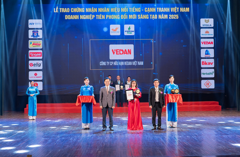 Bà Hà Thị Hòa Bình - Phó Giám đốc - Đại diện Vedan Việt Nam nhận chứng nhận "Nhãn hiệu nổi tiếng Việt Nam" tại lễ vinh danh năm 2025