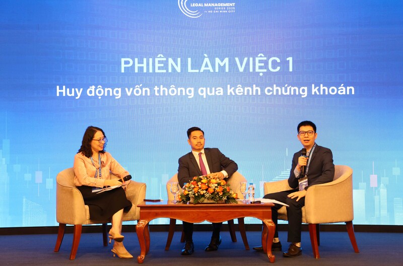 Các chuyên gia chia sẻ nhiều quan điểm thực tiễn, bàn sâu về cơ hội và thách thức trong việc huy động vốn thông qua kênh chứng khoán tại phiên thảo luận. Ảnh: Minh Khuê.