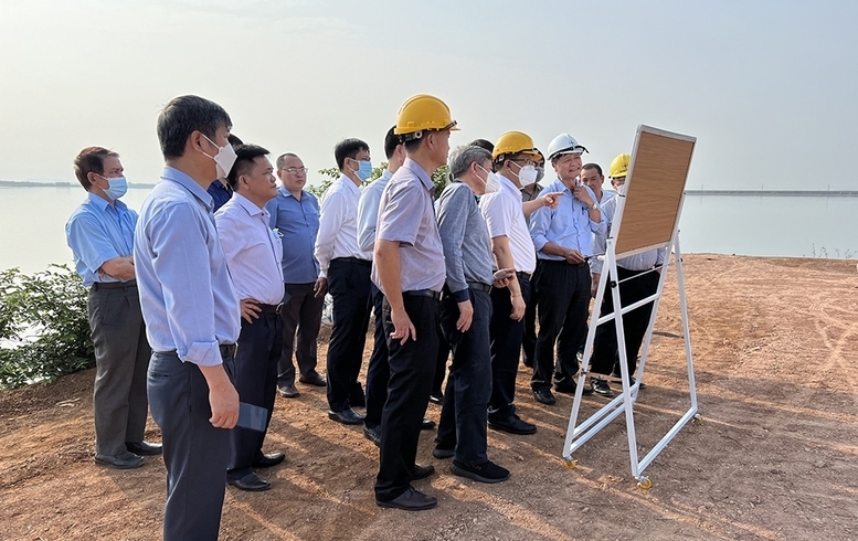 Đoàn công tác của EVN kiểm tra hiện trường thực hiện dự án nhà máy thủy điện Trị An mở rộng - Ảnh: EVN