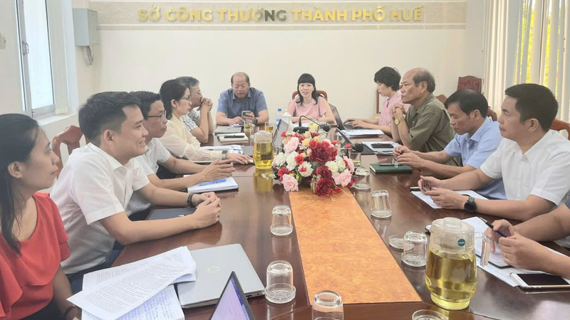 Phó vụ trưởng Vụ Chính sách thương mại đa biên Phạm Quỳnh Mai trực tiếp làm việc tại Sở Công Thương thành phố Huế. Ảnh: H. Giang