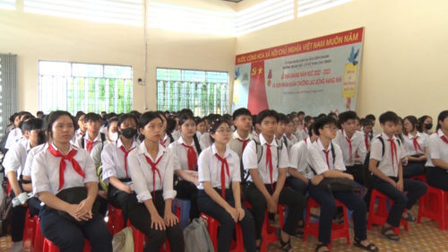 Quy định học sinh mặc đồng phục thống nhất của Sở Giáo dục và Đào tạo tỉnh Khánh Hòa nhận sự quan tâm trước thềm năm học mới. Ảnh: BKH
