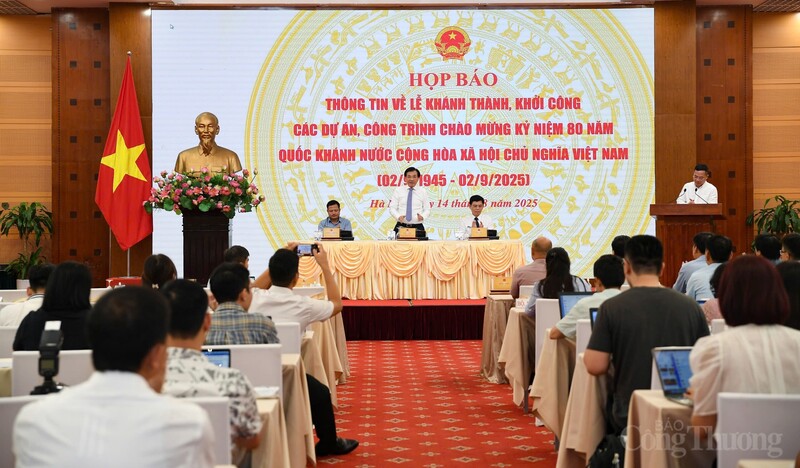 Bộ trưởng, Chủ nhiệm Văn phòng Chính phủ Trần Văn Sơn chủ trì họp báo.